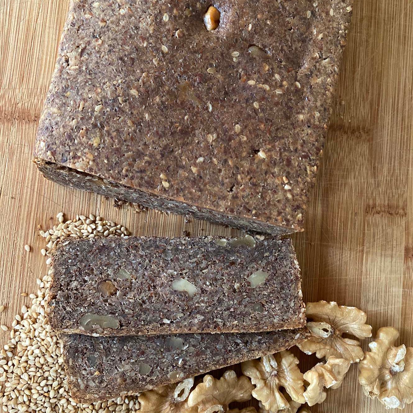 Bloque de harina de almendras con semillas, nueces tostadas, sésamo tostado, chia y linaza