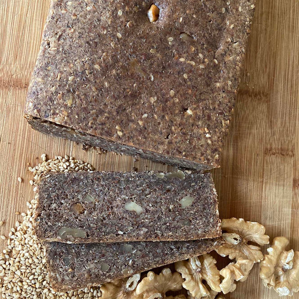 Bloque de harina de almendras con semillas, nueces tostadas, sésamo tostado, chia y linaza