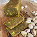 Bloque de harina de almendras con cúrcuma activada con pimienta, sésamo tostado, chia, linaza y pistachos. 