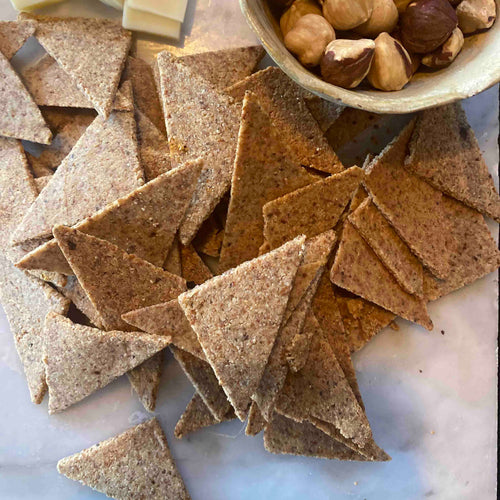 Galleta triangular de harina de almendras con suave toque de merkén, para aperitivos, colaciones, picoteo, servir con ensaladas o acompañando alguna comida.
