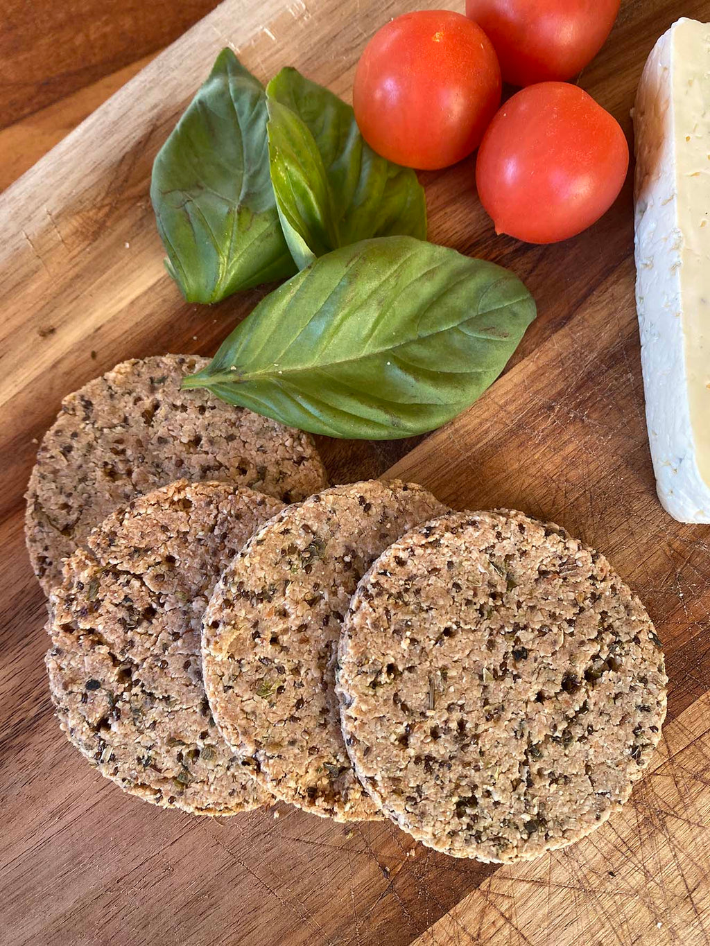 aperitivo de Deliciosa galleta de harina de almendra, chia, aceite de oliva y un suave toque de albahaca y orégano.