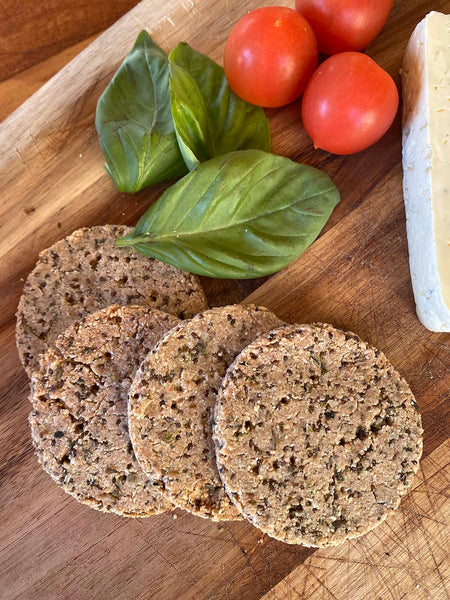 aperitivo de Deliciosa galleta de harina de almendra, chia, aceite de oliva y un suave toque de albahaca y orégano.