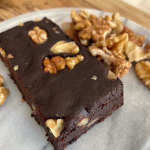 Bloque compacto de cacao amargo, mantequilla de maní, alulosa y nueces tostadas