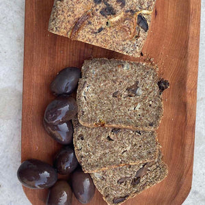 Bloque de harina de almendras, con aceituna y cebolla; ideal para aperitivos o comida.
