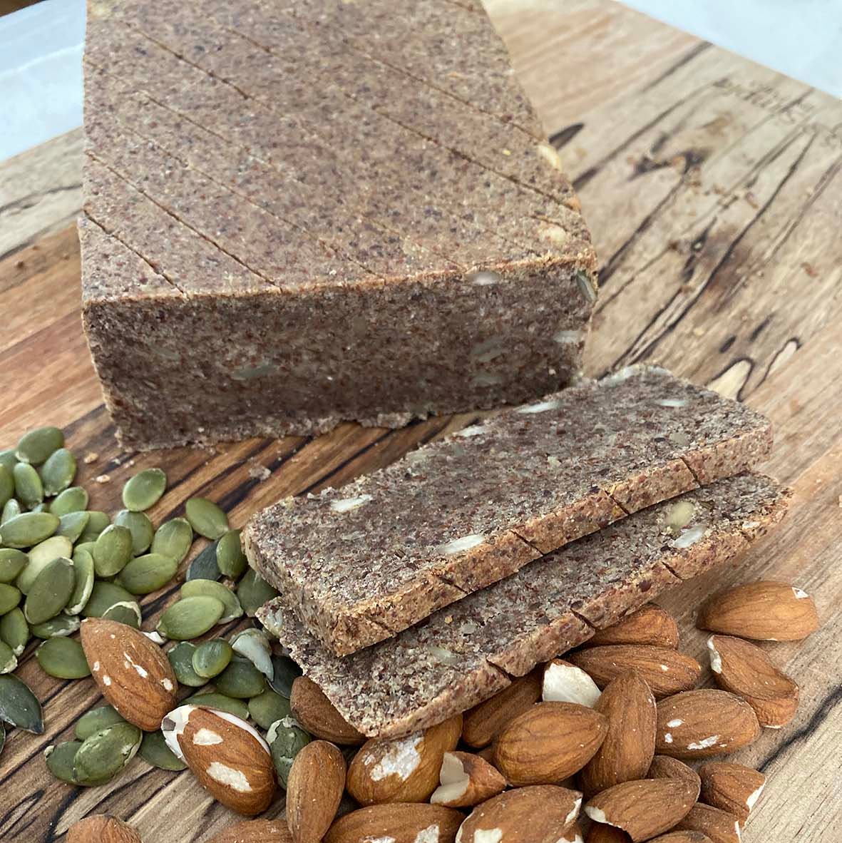 Bloque de harina de almendras con harina de coco, chia, linaza y semillas de zapallo